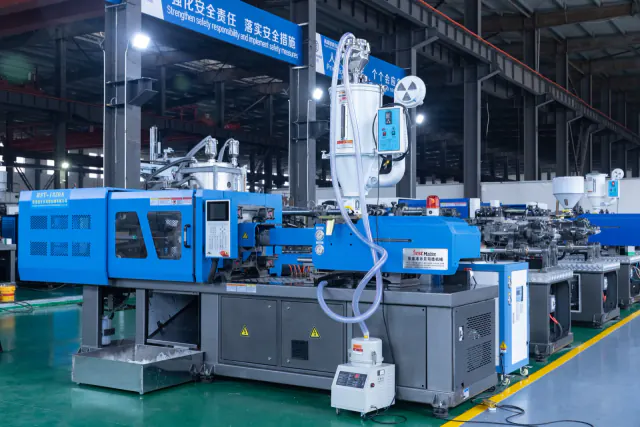 BST-1320A horizontal injection molding machine in the production workshop