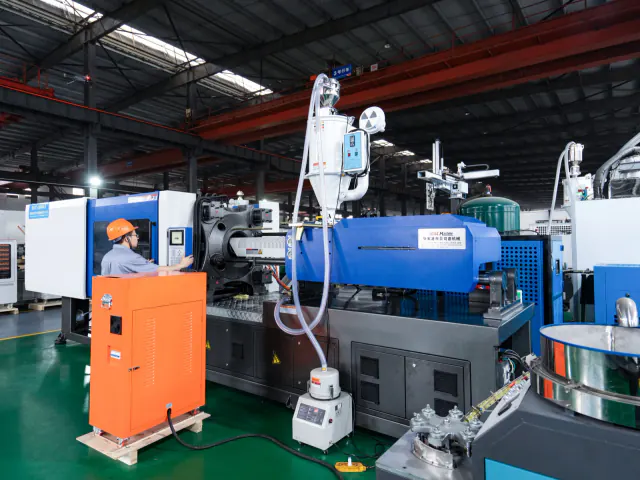 BST-3850A horizontal injection molding machine in operation