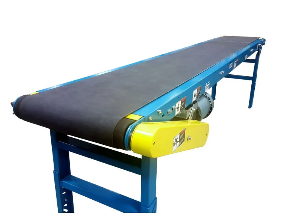 Flat conveyor belt for injection molded products