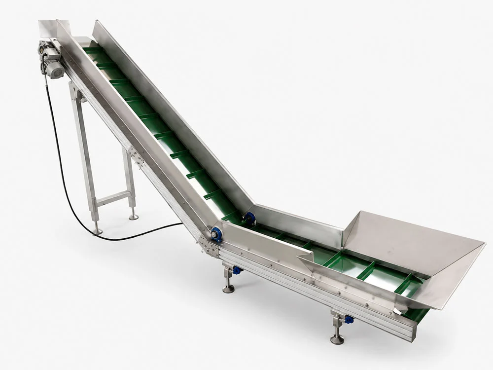 Inclined conveyor belt for injection molded products